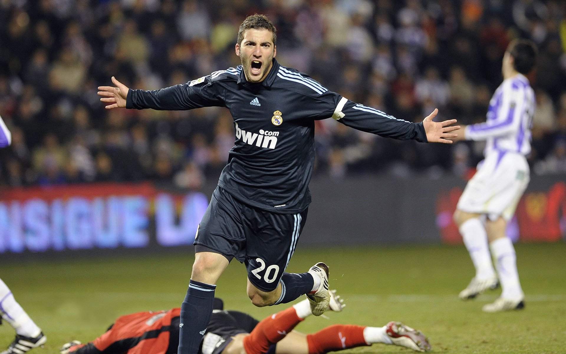 开云体育官方网站-巴黎鏖战埃及，当伊萨克在欧冠半决赛的沙场上接管比赛