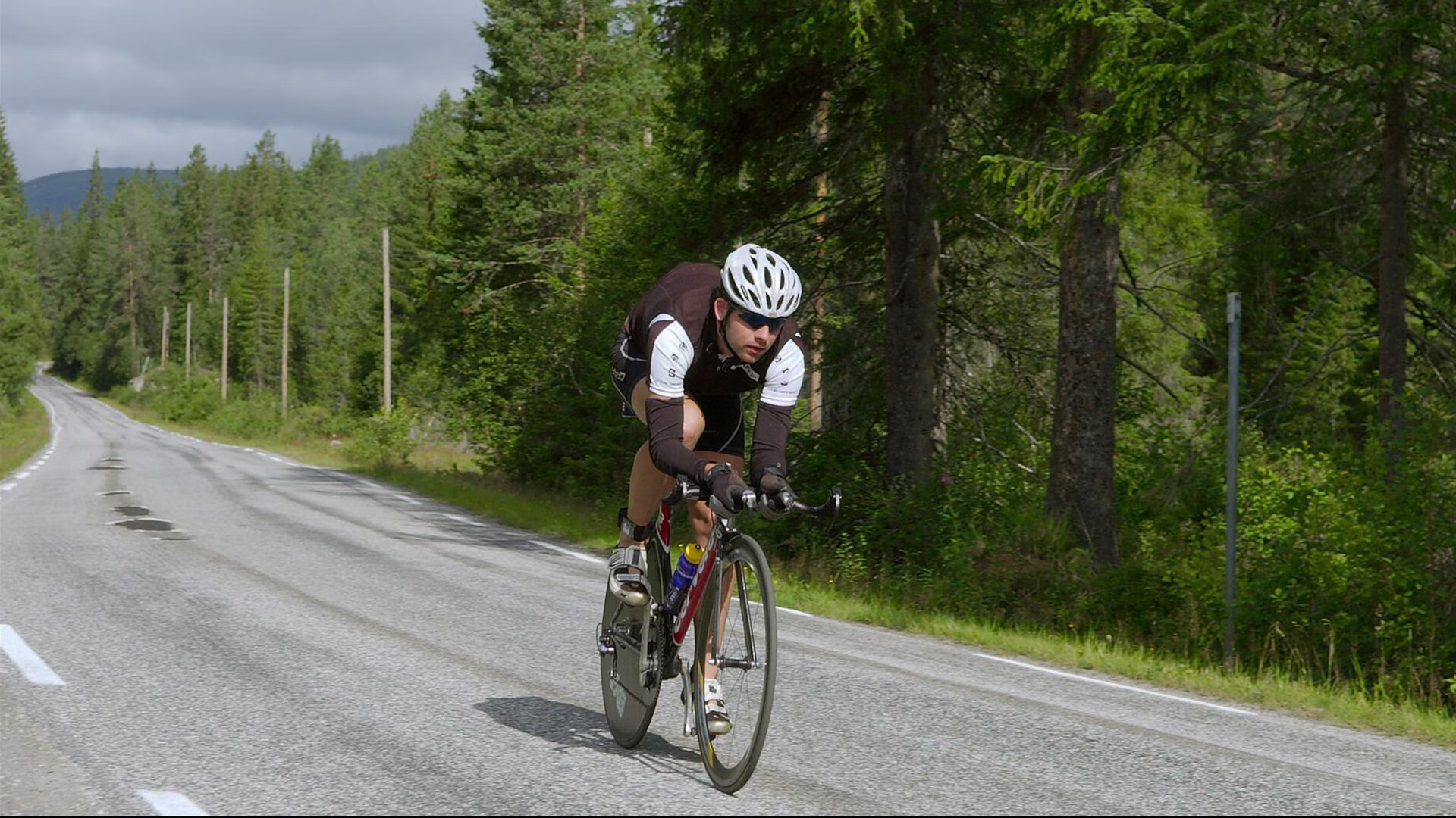 年度焦点之战之夜，基耶萨连续得分拉开差距，足球智慧与时代隐喻